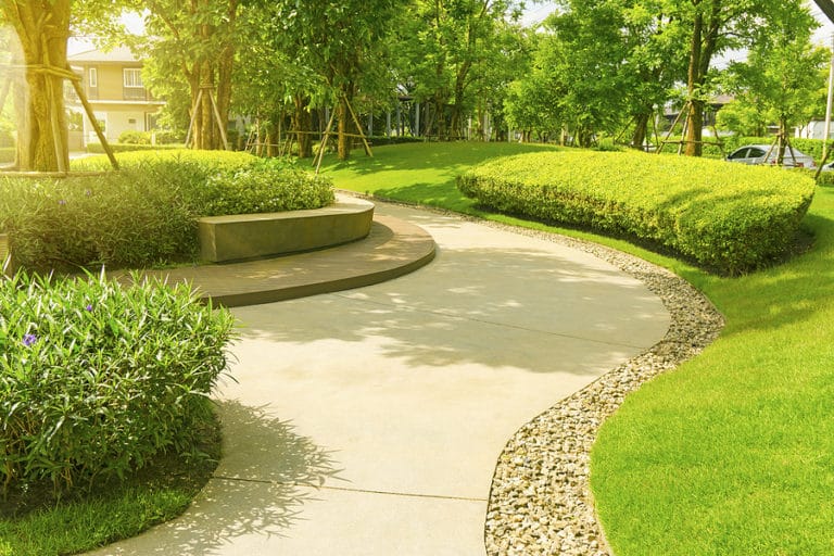 What's the Point of Lawn Edging? | Maple Leaf Associates Inc.